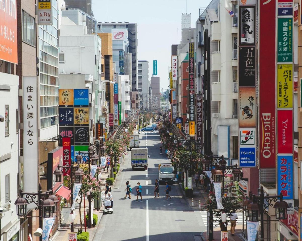 Suasana jalan kota di Jepang
